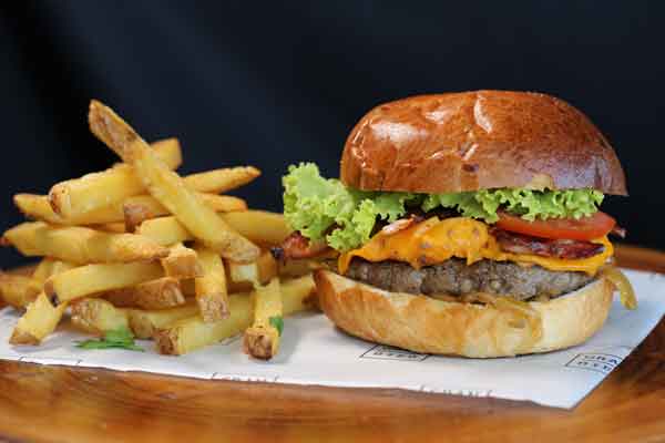 Restaurantes do Pontão celebram o Dia Mundial do Hamburguer